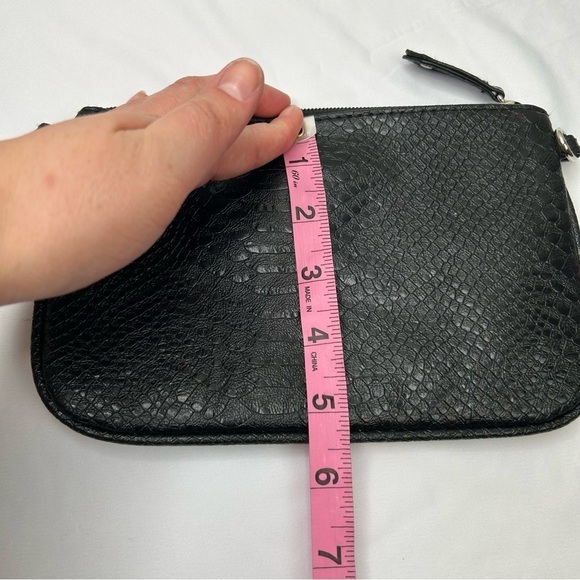 Kathy Van Zeeland‎ snake texture black clutch - Picture 3 of 6